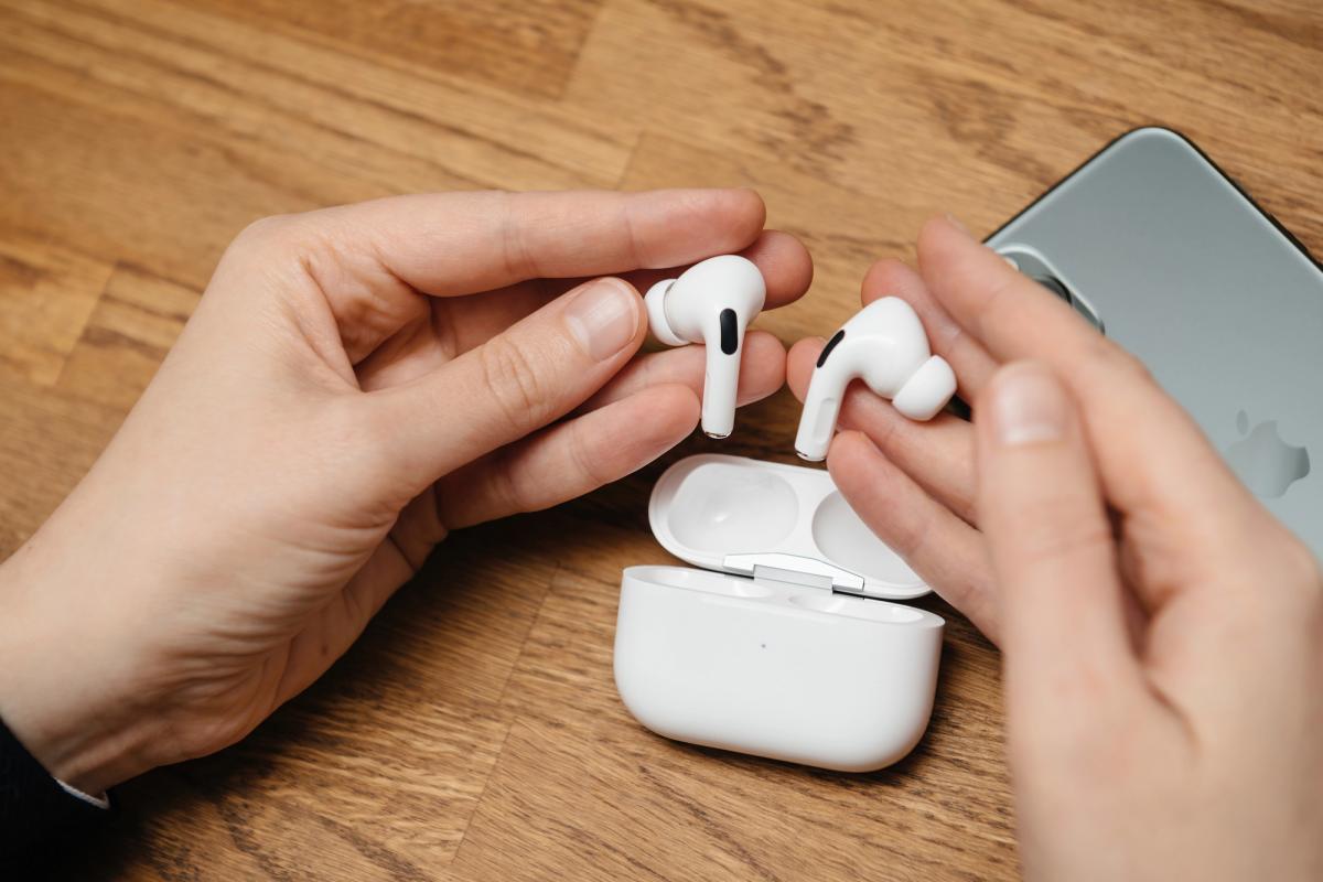 Що краще для AirPods – USB-кабель чи бездротова зарядка: відповідь здивує Що краще для AirPods – USB-кабель чи бездротова зарядка: відповідь здивує