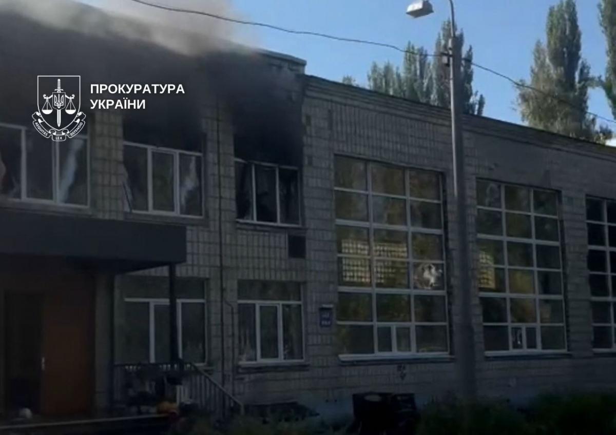 В Киеве российские дроны поразили школу и СТО, в Вишневом прилет по трассе (фото, видео) В Киеве российские дроны поразили школу и СТО, в Вишневом прилет по трассе (фото, видео)