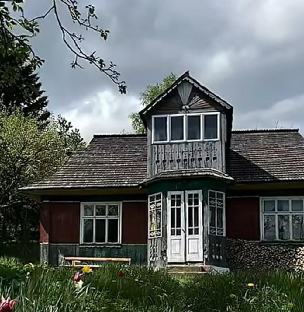 Женщина купила 100-летний дом в Карпатах и превратила его в райский уголок (фото) Женщина купила 100-летний дом в Карпатах и превратила его в райский уголок (фото)