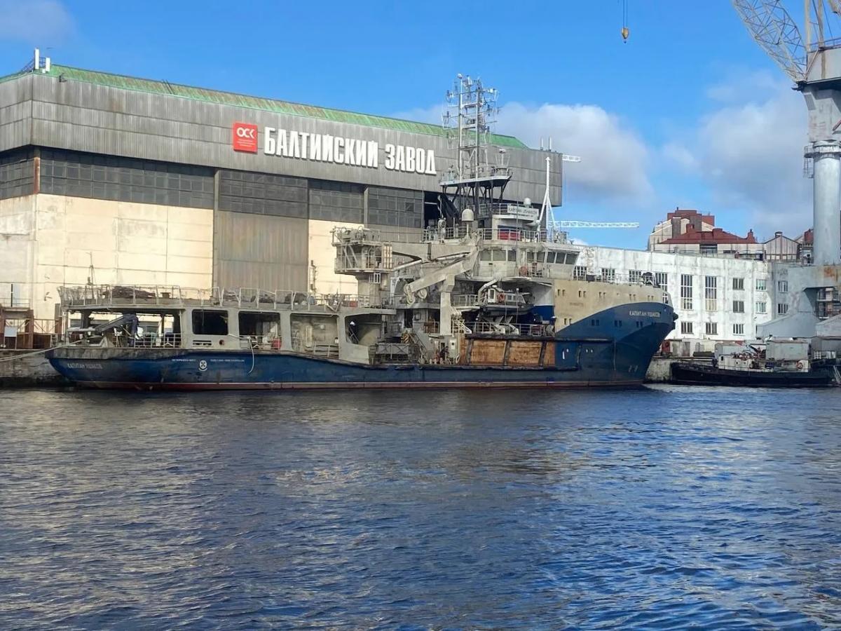 У Санкт-Петербурзі підняли затонулий рік тому військовий буксир "Капітан Ушаков"
