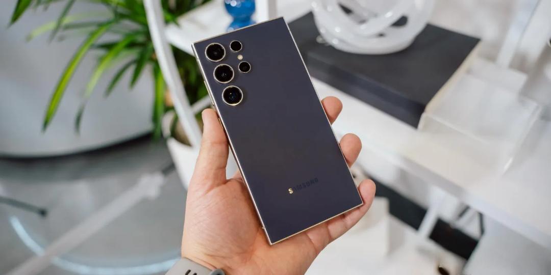 Марк Цукерберг удивил выбором смартфона: глава Meta пользуется старым Samsung Марк Цукерберг удивил выбором смартфона: глава Meta пользуется старым Samsung