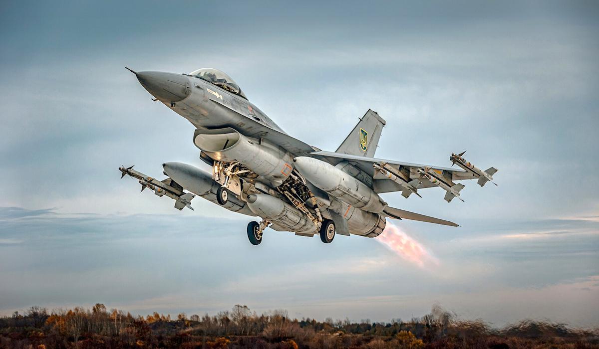 Україна терміново шукає снаряди для F-16, аби збивати реактивні дрони, - Bloomberg