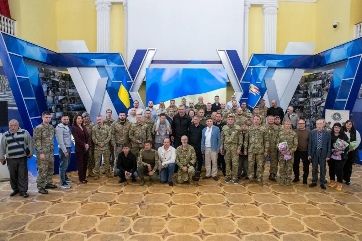 Кличко наградил военных и ветеранов ко Дню защитников и защитниц: 'Сегодня около 200 000 киевлян защищают страну' Кличко наградил военных и ветеранов ко Дню защитников и защитниц: 'Сегодня около 200 000 киевлян защищают страну'