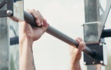 Простое упражнение из детства полезно и взрослым: что дает вис на перекладине