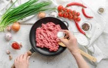 Одна приправа робить фарш соковитішим: котлети аж сочаться - без хліба та яйця