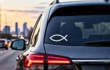 Водії наклеюють на автомобілі символ у формі рибки: що він означає