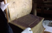 На страницах тысячелетнего Евангелия обнаружили ДНК опасного вируса