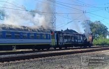 РФ атакувала поїзд на Харківщині: сталася пожежа, є постраждалі