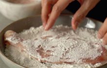 Когда солить отбивные - до или после панировки: многие ошибаются