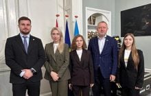 "Ми обрали Україну": сестри з Донецька розповіли в парламенті Нідерландів про життя в окупації
