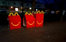 Взрослые внезапно полюбили "Хэппи Мил" в McDonald’s: дело не в игрушках