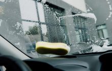 Оцет відмиє скло авто до блиску: експерти застерегли про одну поширену помилку