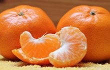 Плесень на фруктах: эксперт объяснила, когда её можно срезать, а когда - выбросить всё