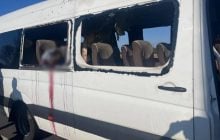 Росіяни вдарили по автобусу біля Нікополя: загинули 5 осіб, багато поранених (фото)