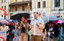 "Почався дощ, але люди нікуди не йдуть": як Житомир зустрів "Караоке на майдані"