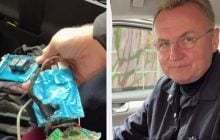 Мэр Львова нашел в своем служебном авто похожее на "прослушку" устройство (видео)