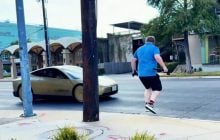 Американец выскочил перед Tesla Cybercab, чтобы проверить реакцию беспилотного такси