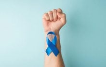 Синяя лента на запястье: что она означает и где её можно увидеть