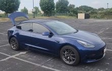 Чоловік встановив сонячну плівку на Tesla: він розповів про результати через місяць