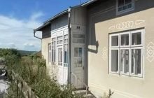 У селі продають цегляний будинок із газом і світлом за $11 тисяч: який він має вигляд