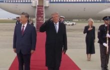 З червоною доріжкою біля трапа літака: Трамп особисто зустрів Сі Цзіньпіна (відео)