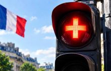 Червоний хрест на світлофорі: що він означає і чому не дає переваги