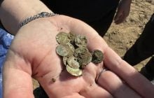 Женщина гуляла по полю и случайно нашла древний клад с серебряными монетами