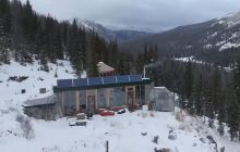Супруги построили в горах дом из старых шин: внутри +27°C даже в мороз