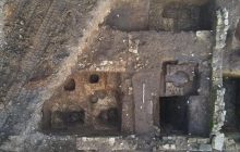 Археологи знайшли під селом посудину віком 1800 років, наповнену десятками тисяч римських монет