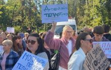 "Дерева виростуть, а замерзлі люди вже не воскреснуть": сотні жителів столичних Теремків вийшли на мітинг і вимагають добудувати теплотрасу