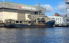 У Санкт-Петербурзі підняли затонулий рік тому військовий буксир "Капітан Ушаков" (фото)