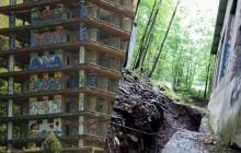 Роскошный курорт из 11 отелей превратился в город-призрак в горах