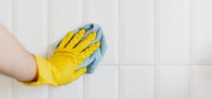 Швы на плитке станут белее снега: гениальный трюк с обычной содой