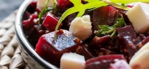 Як правильно варити буряк, щоб він був солодким і не втрачав колір: що додати у каструлю
