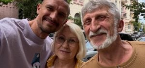 "На базі": Цимбалюк із батьками та коханою виїхав з Києва (фото)