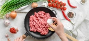 Одна приправа делает любой фарш сочнее: котлеты аж сочатся - без хлеба и яйца