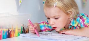 Чим видалити сліди від фломастера, ручки та чорнила з одягу: рішення вже є у вас вдома