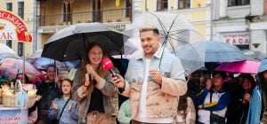"Почався дощ, але люди нікуди не йдуть": як Житомир зустрів "Караоке на майдані"