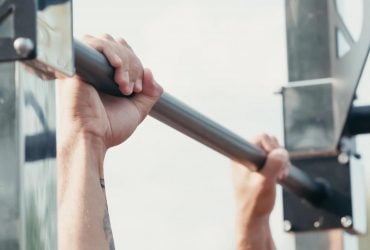 Простое упражнение из детства полезно и взрослым: что дает вис на перекладине