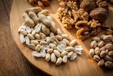 У якій їжі, крім яєць, багато білка: дієтологи назвали 6 видів горіхів і насіння