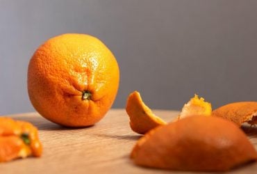 Во время засухи девушка сварила апельсиновые шкурки: результат лучше заводского средства