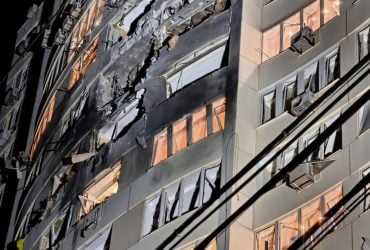 В Одессе россияне попали в многоэтажку: много пострадавших, среди них дети (фото)