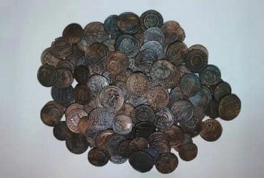 Водолаз знайшов 30 000 стародавніх монет на березі: вони можуть вказувати на таємницю