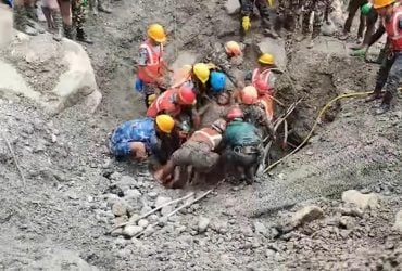 Двох людей дивом знайшли живими через дев’ять днів під землею після повені у Непалі