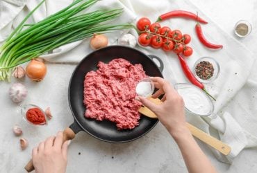 Одна приправа делает любой фарш сочнее: котлеты аж сочатся - без хлеба и яйца