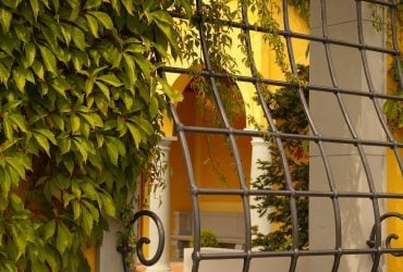 Чому на старих будинках віконні решітки мають дивний вигин
