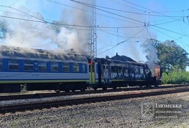 РФ атакувала поїзд на Харківщині: сталася пожежа, є постраждалі