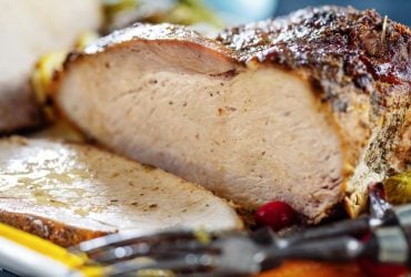 Бабушка делала это перед каждым запеканием: мясо получается мягким, как масло