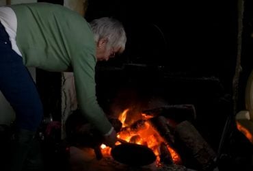 84-летняя женщина всю жизнь живет без электричества и водопровода: почему она ничего не меняет