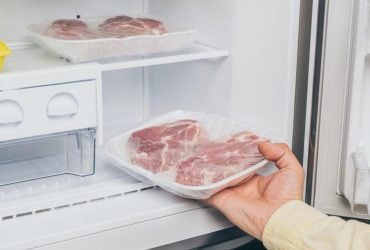 Як довго можна зберігати сире м'ясо в морозильній камері: відповідь вас здивує